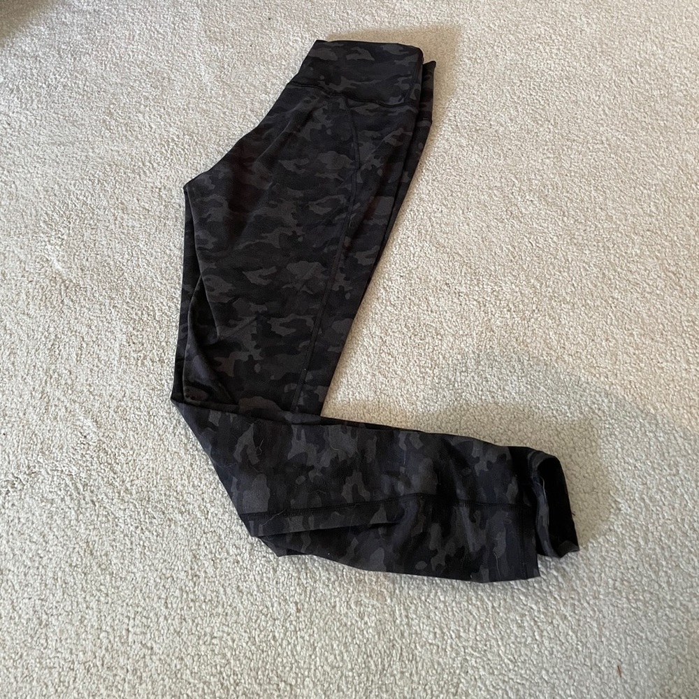 FABLETICS | black and gray camo leggings